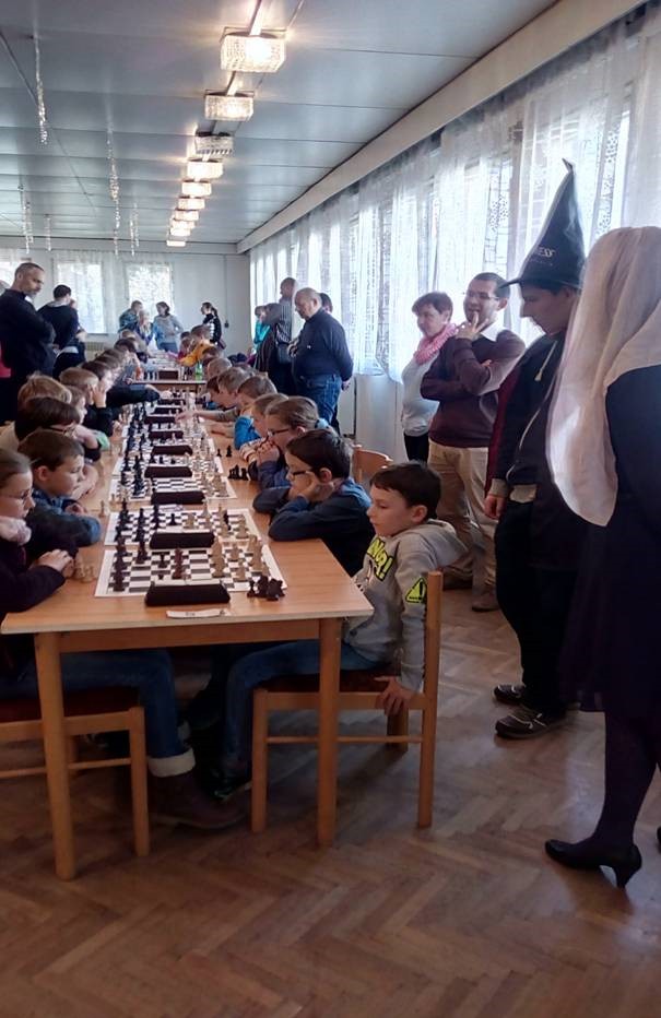 Záber zo šachového zápasu v Turnaji o meč rytiera Podmanického 2016