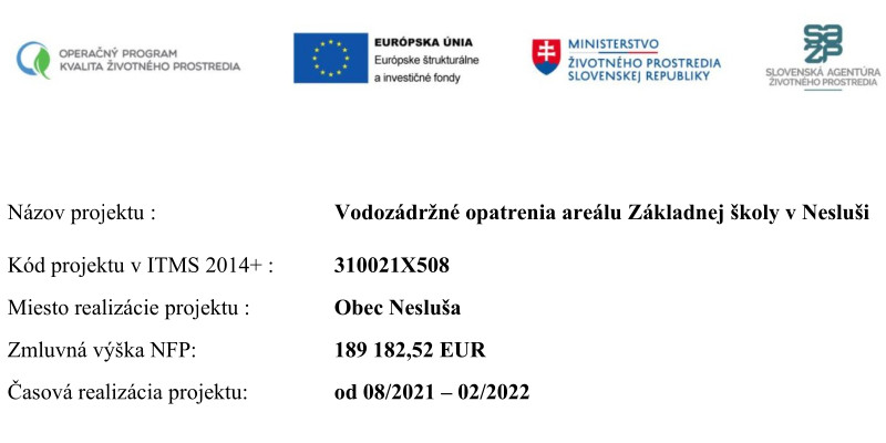 Informačná tabuľka k dotácii na projekt Vodozádržné opatrenia areálu Základnej školy v Nesluši - logá Operačný program Kvalita životného prostredia, Európska únia - Európske štrukturálne a investičné fondy, Ministerstvo životného prostredia Slovenskej republiky, Slovenská agentúra životného prostredia