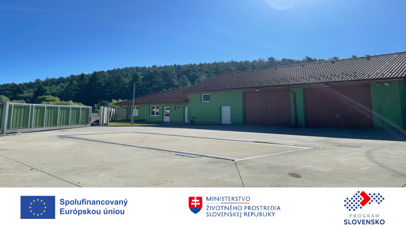 Fotka zberného dvora, logá EÚ, MŽP SR, programu Slovensko