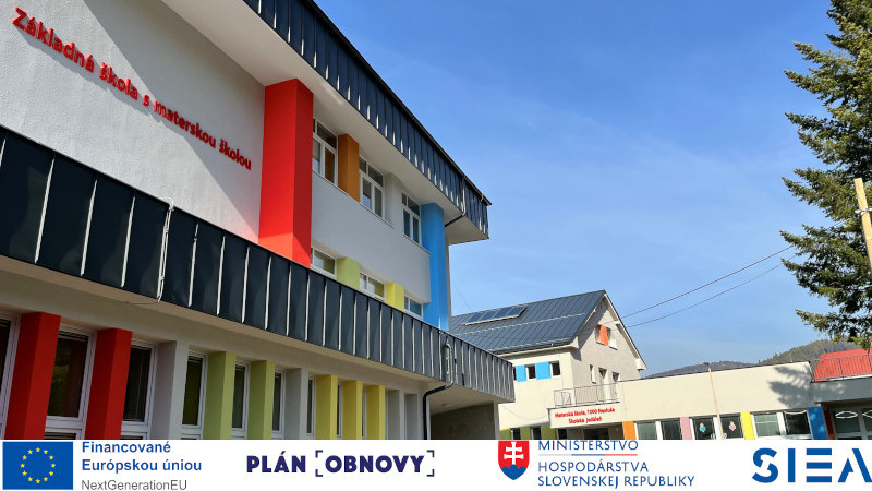 Fotka školy s logami poskytovateľov dotácie. EÚ, PO, MH SR, SIEA